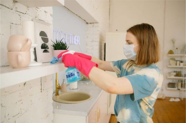 mujer hace servicios de limpieza domestica